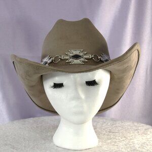 Brand new Illuma western-style cowboy hat in a beautiful taupe felt finish featu